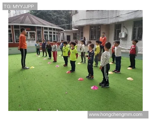 足球课大班的快乐时光与团队合作精神培养之旅